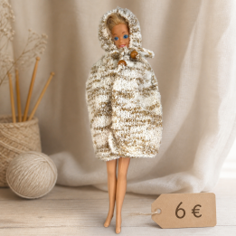 Poncho à capuche beige et blanc pour poupée Barbie™
