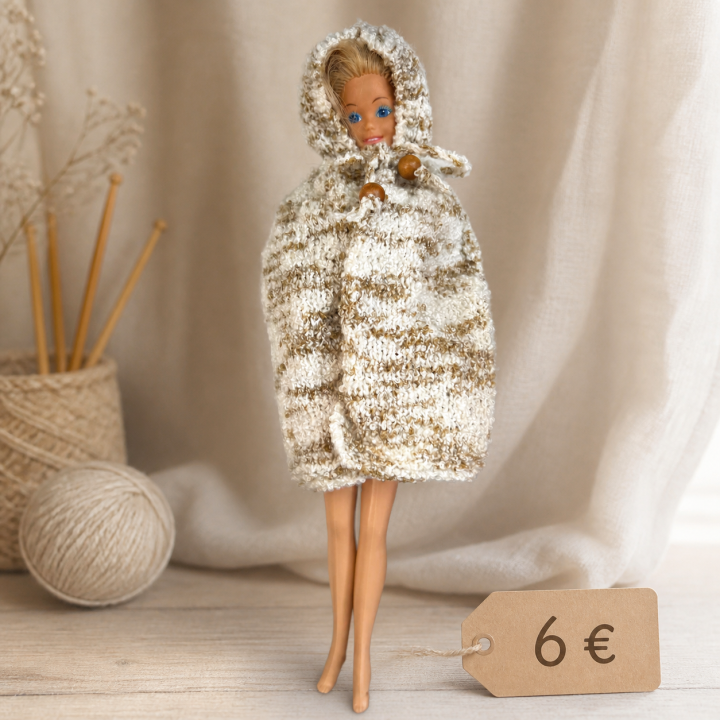 Poncho à capuche beige et blanc pour poupée Barbie™